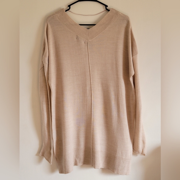 Women's Sz M Worthington Beige V-Neck Sweater NWT Oversized And Soft - Picture 3 of 10